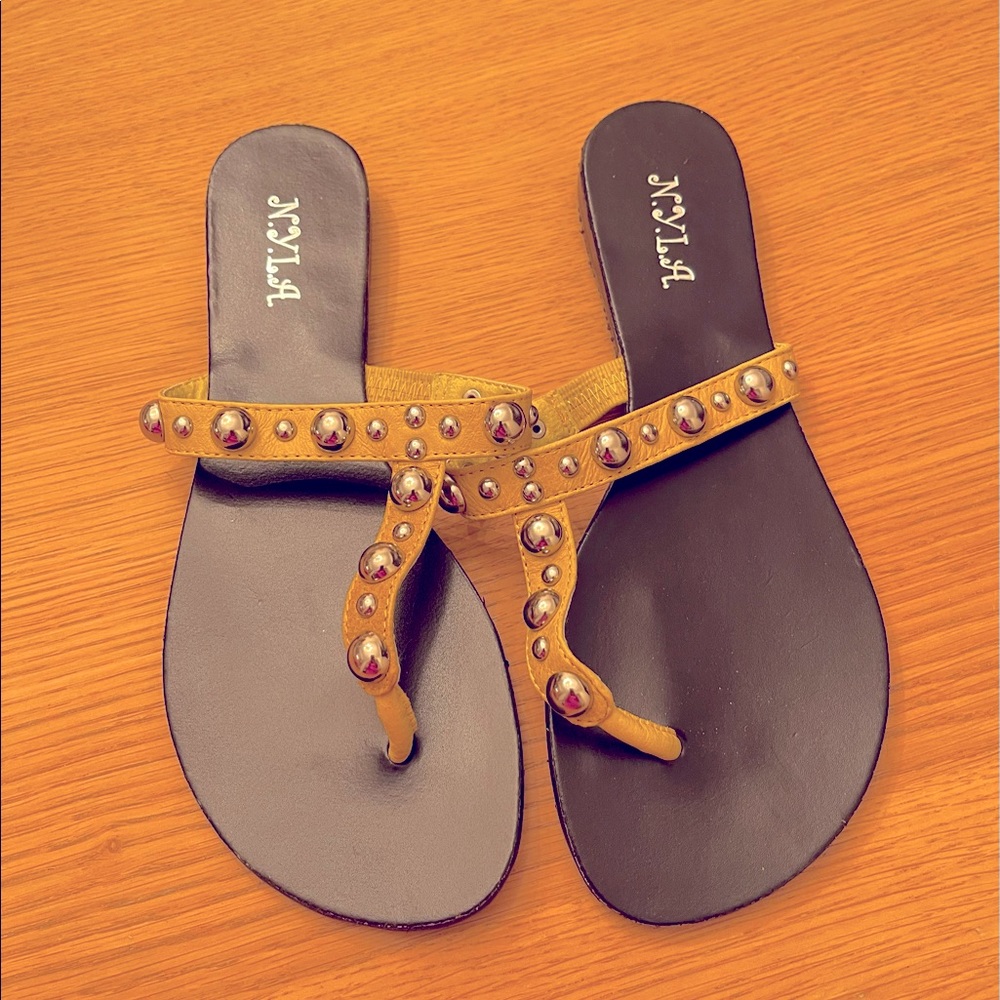 Cute little sandals!